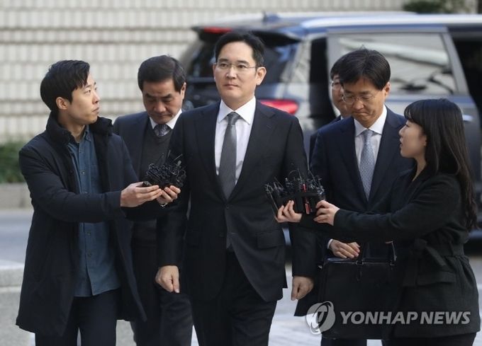  이재용 삼성전자 부회장이 22일 서초동 서울고등법원에서 열리는 파기환송심 2차 공판에 출석하고 있다. 사진=연합뉴스