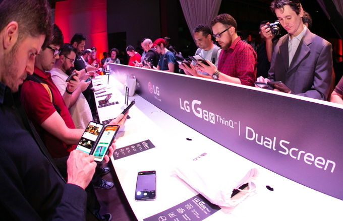  LG전자는 현지시간 21일 브라질 상파울루에서 현지 언론과 거래선들을 대상으로 LG G8X 씽큐 출시 행사를 개최했다고 25일 밝혔다. 행사에 참석한 사람들이 LG G8X 씽큐를 체험하고 있다. 사진=LG전자