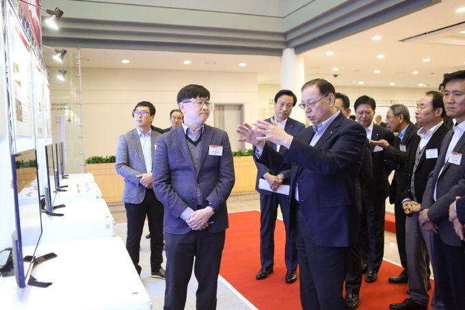 지난 21일 경기도 평택시에 위치한 'LG전자 러닝센터'에서 열린 ‘2019년 LG전자 협력회 워크숍’에서 조성진 LG전자 대표이사 부회장이 우수 협력사의 혁신사례를 살펴보고 있다. 사진=LG전자