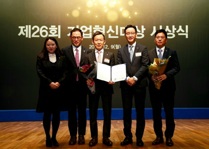 미래에셋대우는 지난 9일 서울 중구 대한상공회의소에서 열린 ‘제26회 기업혁신대상’ 시상식에서 ‘대통령상’을 수상했다고 10일 밝혔다. 사진=미래에셋대우