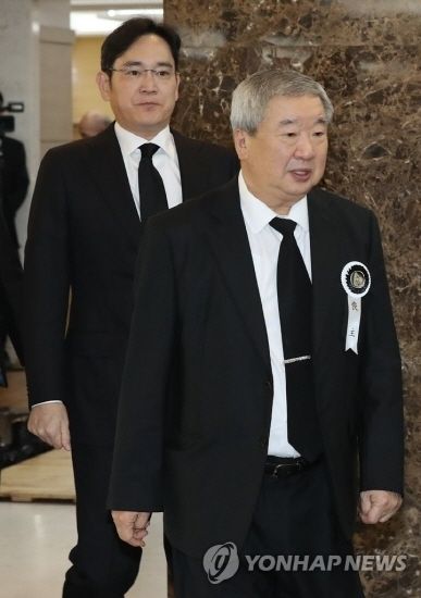 이재용 삼성전자 부회장이 15일 오후 서울의 한 병원 장례식장에 마련된 구자경 LG그룹 명예회장 빈소를 찾아 조문을 마친 뒤 나서고 있다. 오른쪽은 이 부회장을 배웅나온 구본능 희성그룹 회장. 사진=연합뉴스