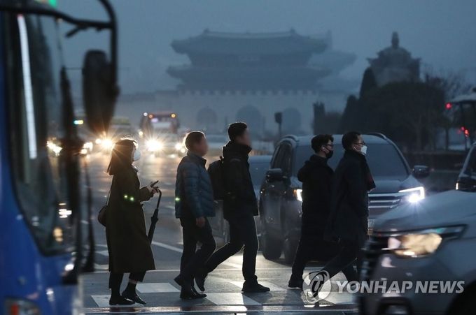 보험산업은 올해 생명보험 수입(원수)보험료 4년 연속 역성장 등으로 힘든 한 해가 될 전망된다. 사진은 미세먼지 농도가 '매우 나쁨' 수준을 보일 것으로 예보된 지난해 12월 11일 아침, 서울 시민들의 출근길 모습. 사진=연합뉴스