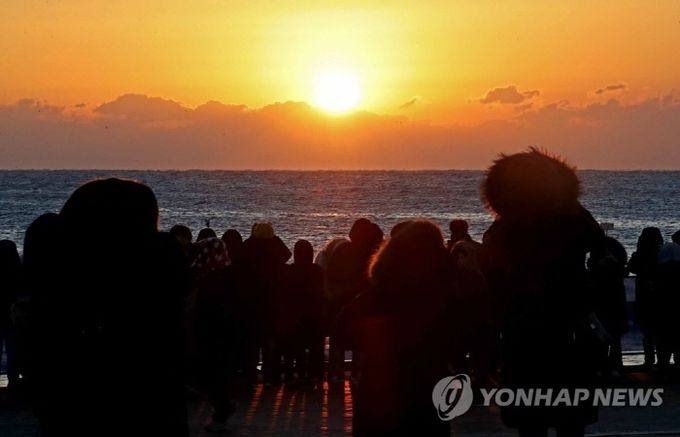 지난해 기록적인 경기침체와 저금리 기조로 수익성 하락은 당분간 계속될 것이라는 전망에 은행들은 새해 안정 속 위기를 돌파하겠다는 의지를 밝히고 있다. 사진은 지난해 12월 31일 경북 포항시 호미곶에서 시민들이 떠오르는 해를 바라보며 한 해를 마무리하고 경자년의 마음가짐을 다지고 있다. 사진=연합뉴스