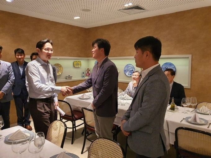 이재용 삼성전자 부회장이 설 연휴 기간 동안 브라질을 찾아 명절 현장 경영을 이어갔다. 이 부회장이 브라질 현지 임직원들과 인사를 나누고 있다. 사진=삼성전자