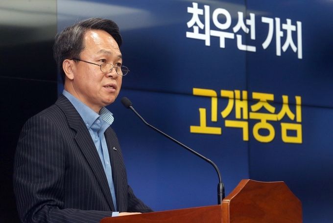 진옥동 신한은행장이 7일 서울 중구 소재 신한은행 본점에서 개최된 ‘2020 상반기 경영전략회의’에서 ‘고객중심’ 경영전략을 설명하고 있다. 