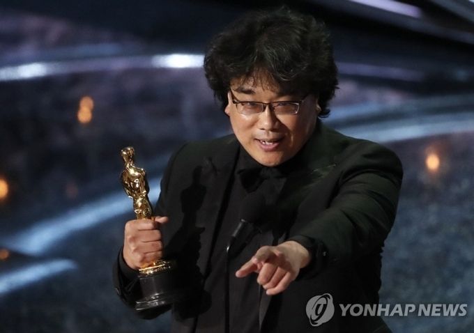 봉준호 감독이 9일(현지시간) 미국 캘리포니아주 로스앤젤레스 할리우드에서 열린 제92회 아카데미 시상식에서 영화 '기생충'으로 국제영화상을 받고 있다. 사진=연합뉴스