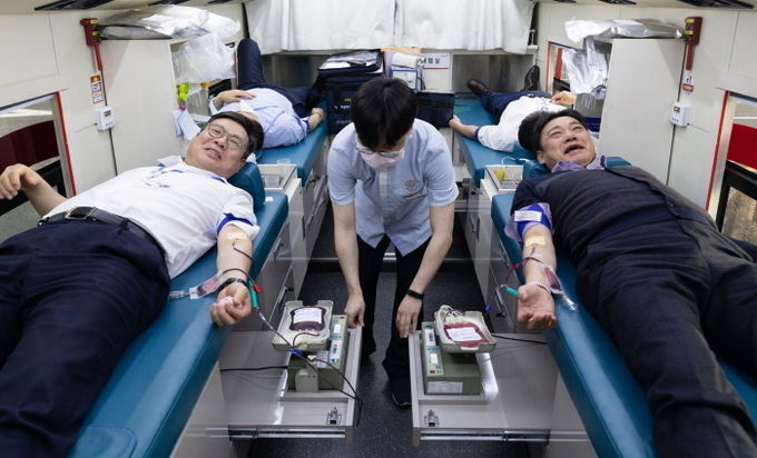 정일문(왼쪽) 한국투자증권 사장과 박종배 한국투자증권 노조위원장이 13일 오전 서울 여의도 한국투자증권 본사에서 열린 긴급 헌혈 릴레이 행사에서 헌혈을 하고 있다. 사진=한국투자증권