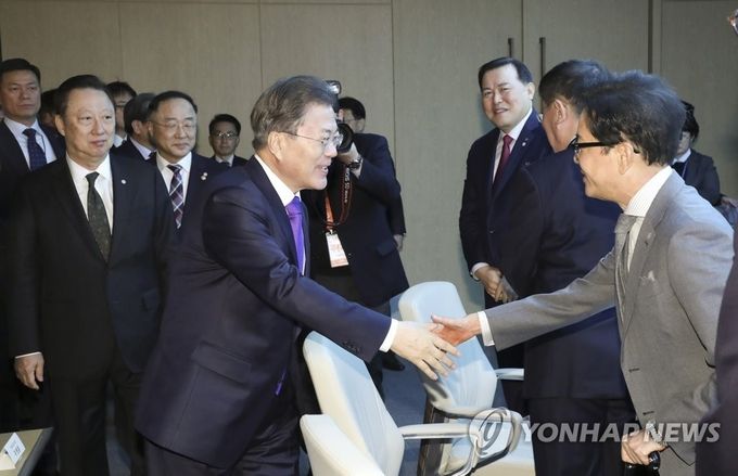 문재인 대통령이 13일 오전 서울 대한상공회의소에서 열린 코로나19 대응 경제계 간담회에서 이재현 CJ그룹 회장과 인사하고 있다.