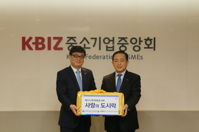 이창구(왼쪽) 신한BNP파리바자산운용 대표와 김영래 중소기업사랑나눔재단 이사장. 사진=신한BNP파리바자산운용