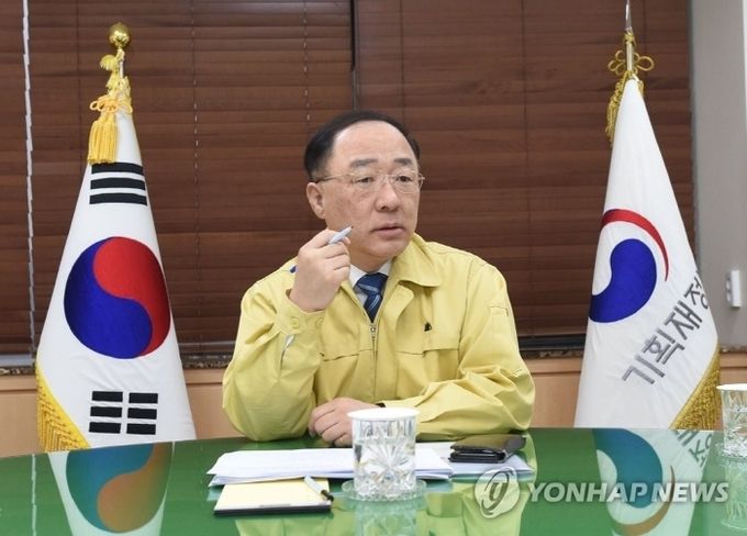 10일 오전 서울정부청사에서 관계장관회의(녹실회의)를 주재하고 있는 홍남기 경제부총리 겸 기획재정부 장관. 사진=연합뉴스