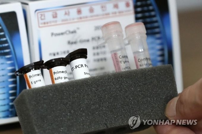 지나 2월 질병관리본부와 식품의약품안전처가 긴급 사용을 승인한 코로나19 진단시약 키트. 사진-연합뉴스