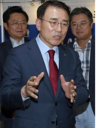 조용병 신한금융그룹 회장(사진 가운데)