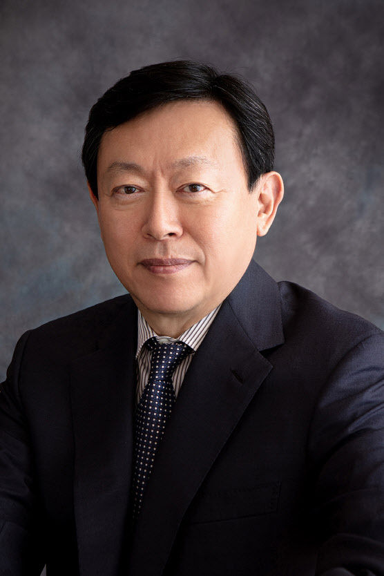신동빈 롯데그룹 회장이 롯데홀딩스 사장 및 CEO로 선임됐다.