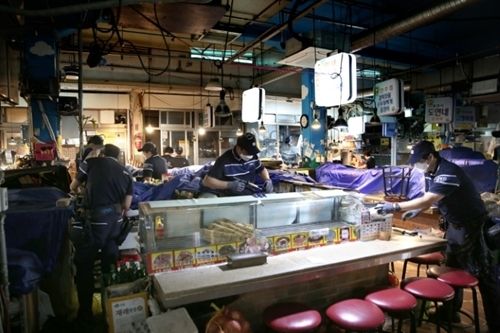 사진=종합위생환경기업 세스코(대표이사 전찬혁)는 서울 은평구의 연서시장 문화관광형시장육성사업을 통해 ‘세스코 존’을 조성했다. 사진은 세스코 환경위생전문가들이 연서시장내 점포를 대상으로 진단 및 해충방제작업을 진행하고 있는 모습.