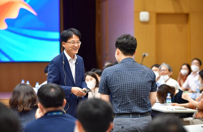 손병환 NH농협은행장이 지난 7월 28일 서울시 중구에 위치한 농협은행 본점에서 진행한 디지털 휴먼뱅크 토론회에서 깜짝퀴즈의 정답을 맞춘 직원에게 상품을 전달하고 있다. 