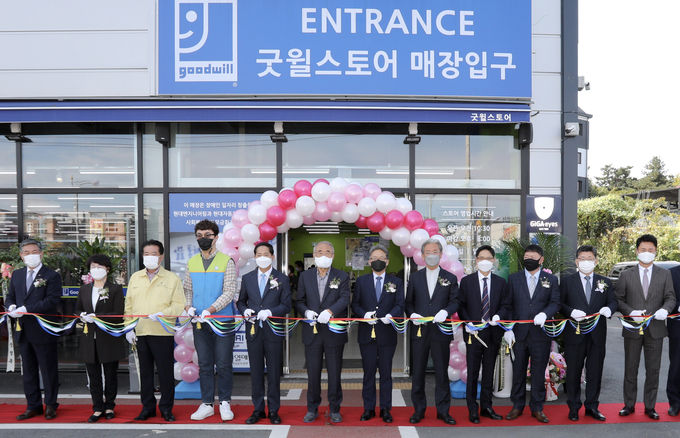 김창학 현대엔지니어링 사장(사진 우측에서 여섯 번째) ,이재준 고양시장 (사진 좌측에서 다섯 번째), 홍정길 사회복지법인 밀알복지재단 이사장(사진 좌측에서 여섯 번째)이 개관 기념식을 갖고 기념사진을 촬영하고 있다.