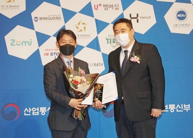 다름플러스 송기재 본부장(오른쪽)이 매경닷컴 최용성 대표이사(왼쪽)와 ‘2020 소비자 선정 스타브랜드 대상’ 시상식에서 고기 프랜차이즈 부문 2년 연속 대상을 수상한 후 기념촬영 하고 있다. 사진= ㈜다름플러스 제공