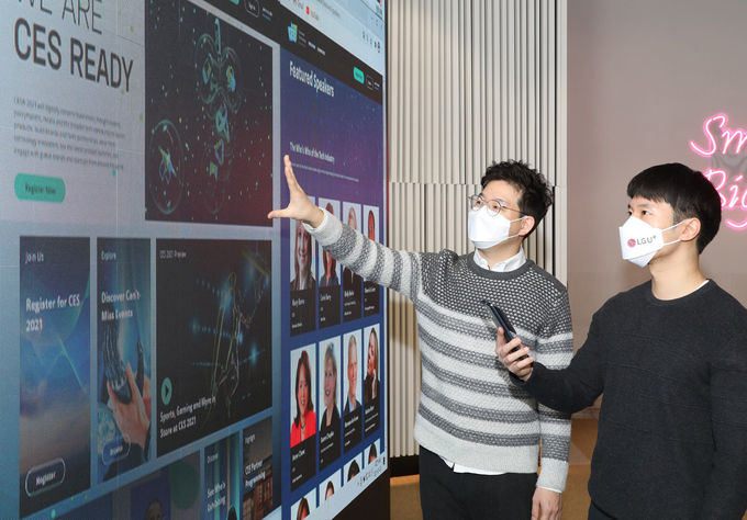 LG유플러스가 오는 11일부터 나흘간 개최되는 ‘CES 2021’에 600여명의 임직원을 투입한다고 6일 밝혔다. 사진은 LG유플러스 직원들이 CES 온라인 홈페이지 화면을 둘러보고 있는 모습. [사진=