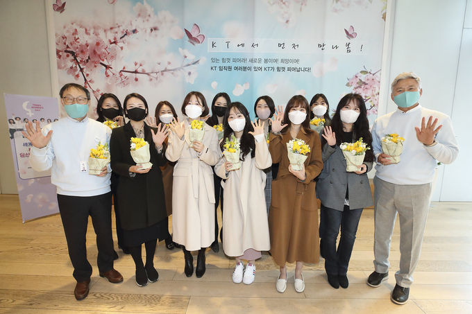 KT 구현모 대표(왼쪽 첫번째)와 최장복 노조위원장(오른쪽 맨끝)이 여직원들과 함께 광화문 KT 이스트 사옥에서 세계 여성의 날 기념 촬영을 하고 있다.