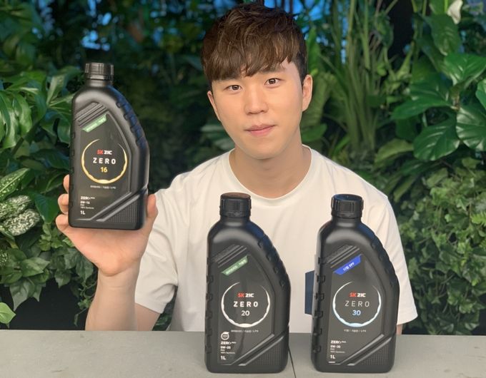 SK루브리컨츠 직원이 친환경 윤활유 SK ZIC ZERO를 소개하고 있다.