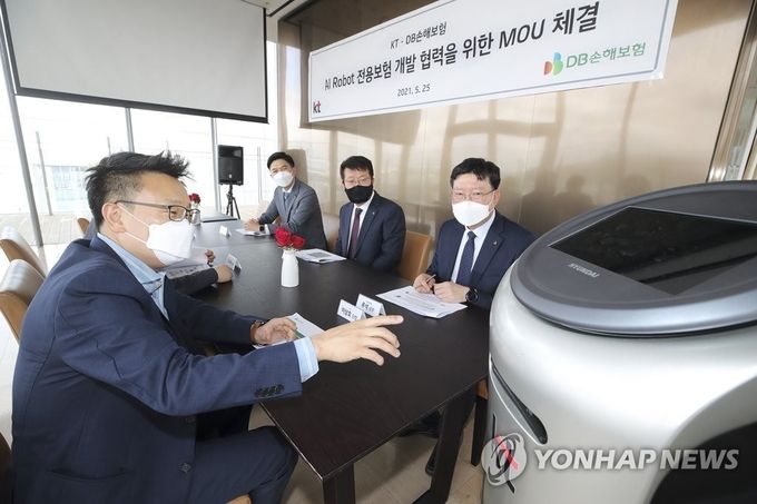 KT와 DB손해보험. 서빙로봇 등 서비스 로봇 전용보험 개발을 위해 MOU를 체결했다. 