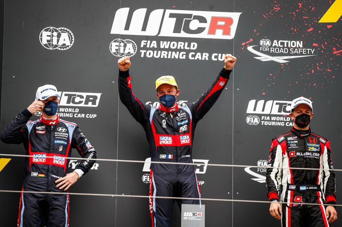 2021 WTCR 개막전 두 번째 결승 레이스. 1, 2위에 오른 '엥슬러 현대 N 리퀴몰리 레이싱팀'