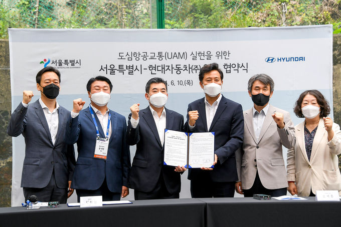 왼쪽부터 현대자동차 UAM사업추진실 송재용 상무, 현대자동차 정책조정팀 윤석현 전무, 현대자동차 UAM사업부 신재원 사장, 오세훈 서울시장, 백호 서울시 도시교통실장, 이혜경 서울시 보행친화기획관
