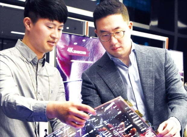 지난 2019년, LG사이언스파크를 방문해 OLED 패널을 살펴보는 구광모 회장