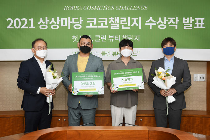 지난 28일 KT&G 사옥에서 열린 코코챌린지 공모 시상식에서 이상학 KT&G 지속경영본부장(왼쪽 첫번째), 안빈 코스모코스 대표이사(오른쪽 첫번째)와 수상자인 김홍석 더센트그린 대표(왼쪽 두번째), 박신호 시노파크 대표(왼쪽 세번째)가 기념촬영을 하고 있다. [사진=KT&G[