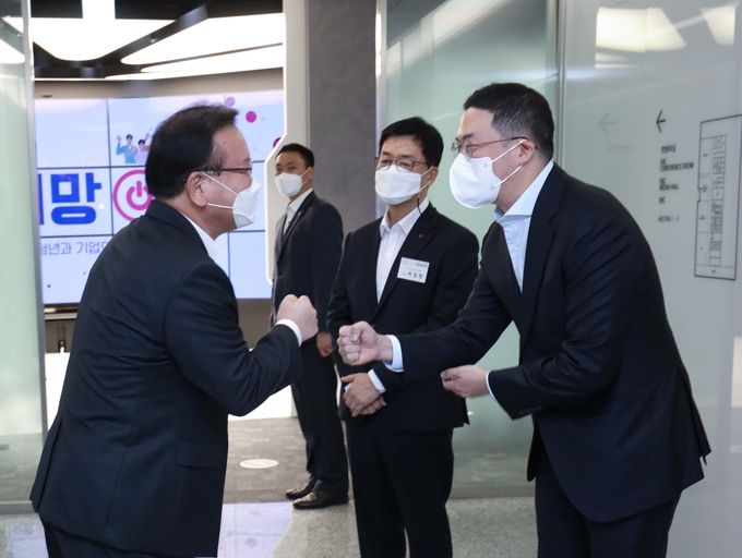 (왼쪽부터) 마곡 LG사이언스파크를 찾은 김부겸 국무총리가 구광모 LG 회장과 인사를 나누고 있다