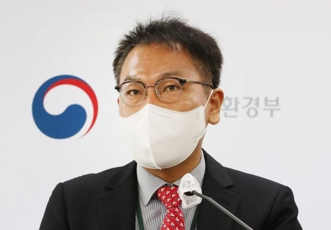 황인목 환경부 교통환경과장이 지난 2일 메르세데스-벤츠코리아와 스텔란티스코리아의 배출가스 불법 조작과 관련해 브리핑 하고 있다. (사진 제공 = 연합뉴스TV)