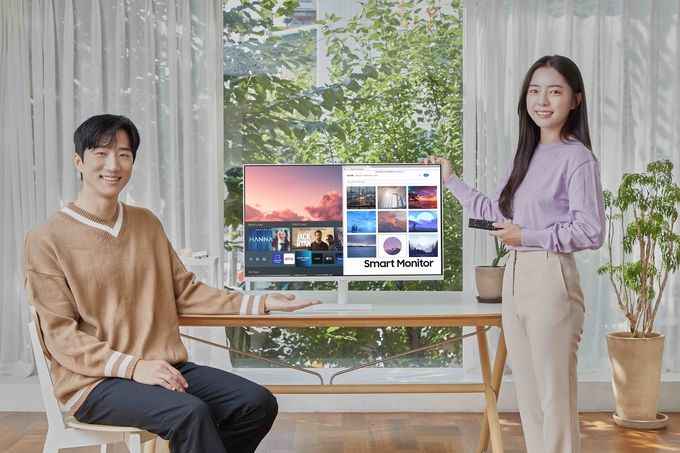 삼성전자 모델이 서울에 위치한 한 스튜디오에서 스마트 모니터 M7 화이트 에디션 제품을 소개하고 있다.(사진=삼성전자)