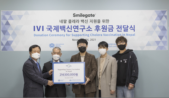 (좌측부터) 박상철 IVI 한국후원회 회장, 제롬 김 IVI 사무총장, 김형석/강기현 슈퍼크리에이티브 공동대표, 권익훈 스마일게이트 메가포트 본부장이 24일 국제백신연구소에서 열린 ‘에픽세븐’ 게임 연계 전염병 백신지원 기부금 전달식에 참석했다. (사진 = 스마일게이트)