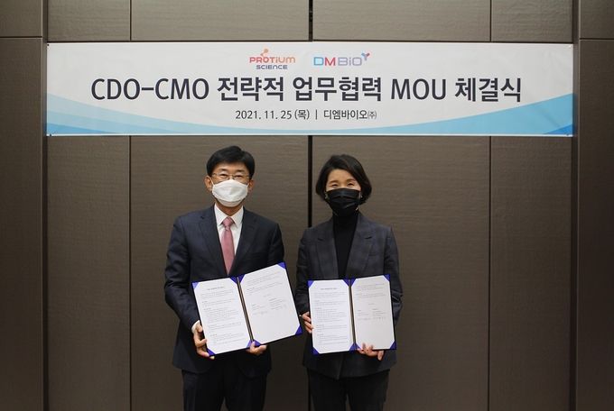 최경은 디엠바이오 대표와 (왼쪽) 김훈택 프로티움사이언스 대표가 MOU 체결식 후 기념촬영을 하고 있다.(사진=디엠바이오)