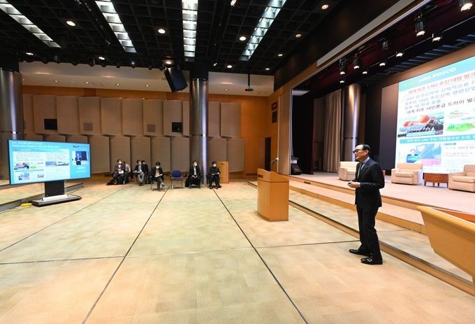 김광수 포스코 물류사업 부장은 ‘ESG 물류 현황 및 미래 전망’ 세션의 첫 번째 발제자로 나서 ‘Green and Together’를 주제로 LNG 추진 원료 전용선 및 LNG 트랙터 도입 등 운송과정에서 발생하는 탄소배출량을 줄이기 위한 친환경 운송 확대 방안에 대해 발표하는 모습(사진=포스코)