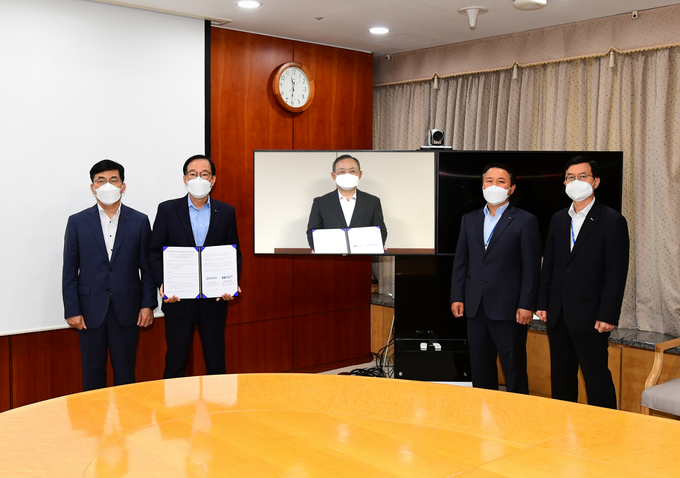 지난 9월 29일 포스코센터에서 김광수 포스코 물류사업부장(왼쪽 두 번째)과 서명진 현대제철 구매물류담당 부사장(모니터 안)이 '물류부문 협력 강화 및 탄소배출 저감을 위한 업무협약'을 체결했다.(사진=포스코)