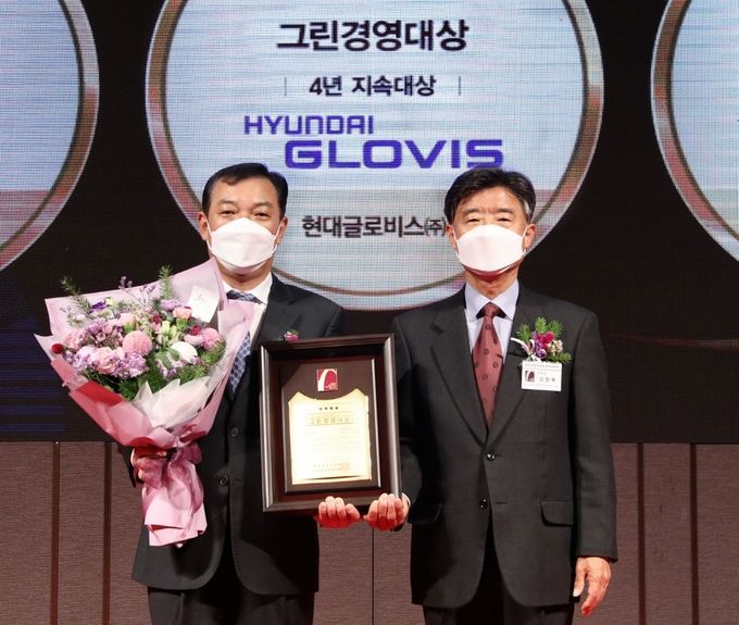 왼쪽부터 조삼현 현대글로비스 비즈니스지원실장(상무)과 강창욱 한국경영인증원 운영위원회 위원장이 2일 서울 용산 노보텔 앰버서더에서 열린 시상식에서 기념촬영을 하고 있다. (사진 = 현대글로비스)