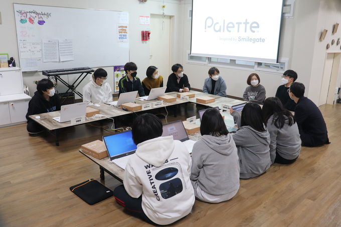 SGM 사회참여부문 멘토들과 김재우 어썸피스 대표, 구립 문정 1동 지역아동센터 청소년들이 간담회를 하고 있는 모습 (사진 = 스마일게이트)