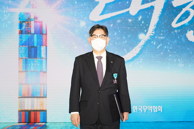 박기훈 SM상선 대표이사가 6일 서울 삼성동 코엑스에서 개최된 제58회 무역의 날 기념식에서 산업포장을 수상한 후 기념사진을 촬영하고 있다 (사진 = SM상선)