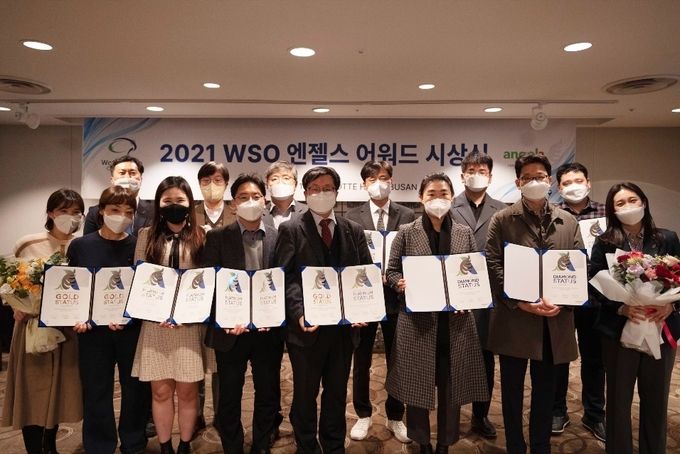 최형식 효성 커뮤니케이션실 상무(왼쪽 세 번째)와 안제동 아현동장(왼쪽 네 번째)이 사랑의 생필품 전달식을 진행하고 기념 사진을 찍고 있다.(사진=효성)