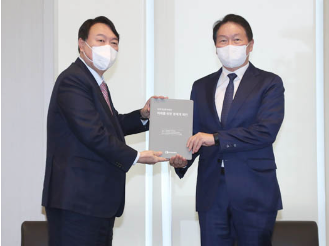 (왼쪽부터) 윤석열 국민의 힘 대선후보, 최태원 대한상공회의소 회장