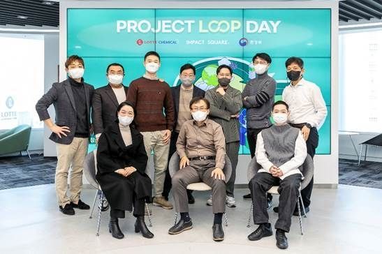 12월 20일 서울 잠실 롯데월드타워에서 열린 'Project LOOP' 소셜벤처 1기 협약식에서 롯데케미칼 김교현 부회장과 관련 업체 대표∙임직원들이 기념촬영을 하고 있다. (윗줄 좌측부터) 포어시스 원종화 대표, 코끼리공장 이채진 대표, 로우리트콜렉티브 최재식 대표, 우림아이씨티 김도훈 대표, LAR 계효석 대표, 리벨롭 이준서 실장,<br>
롯데케미칼 ESG경영본부장 김연섭 전무 (아랫줄 좌측부터) 플러스라이프 김현지 대표, 롯데케미칼 김교현 부회장, 비욘드 김경환 대표(사진=롯데케미칼)