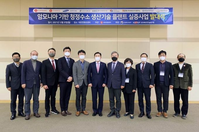 12월 20일 대전컨벤션센터에서 개최된 ‘암모니아 기반 청정수소 생산기술 플랜트 실증사업 발대식’에서 컨소시엄 참여기관 대표자들이 기념촬영을 진행하고 있다 (좌측부터) 미래기술연구소 허영택 소장, 한국에너지기술평가원 박진남 PD, 롯데케미칼 황민재 연구소장, 삼성엔지니어링 박천홍 부사장, 산업통상자원부 이옥헌 과장, 롯데정밀화학 김용석 대표이사, 한국에너지기술연구원 김종남 원장, 한국화학연구원 이미혜 원장, 한국가스안전공사 유방현 원장, 충남대 이광복 교수, 국민대 신동훈 교수) (사진=롯데케미칼)
