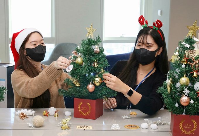 현대글로비스 직원들이 어린이에게 선물할 크리스마스 트리를 직접 제작하고 있다 (사진 = 현대글로비스)