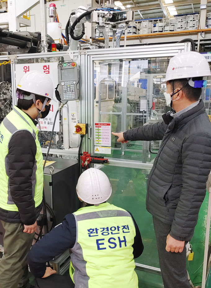 LG전자 담당자가 안전사고 예방을 위해 산업용 로봇을 운영하는 협력사를 대상으로 현장에서 로봇 공정 안전장치, 비상정지 시스템, 자체점검 프로세스 등 다양한 안전점검 항목을 점검하고 있다.(사진=LG전자)