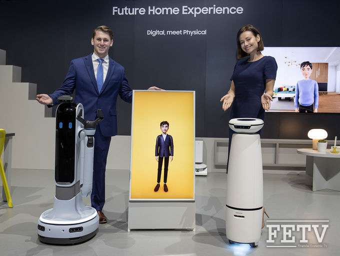 (오른쪽부터) '삼성 봇 아이(Samsung Bot i)'와 'AI 아바타', 가사 보조 로봇인 '삼성 봇 핸디(Samsung Bot Handy)'를 선보이고 있다