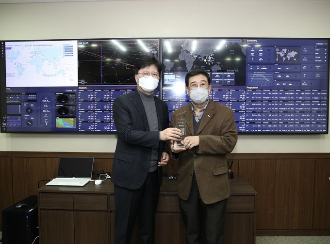 HMM 본사에서 왕철민 LG전자 SCM경영센터장(좌)이 배재훈 HMM 대표이사(우)에게 감사패를 전달하며 기념촬영을 하고 있다.