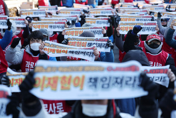 민주노총 전국택배노조 CJ대한통운본부 조합원들이 지난 13일 오후 서울 여의도 일대에서 열린 6차 총파업 결의대회에서 택배노동자 과로사 방지를 위한 사회적 합의 이행을 촉구하고 있다. (사진 = 연합뉴스)