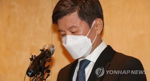 광주 건설 현장에서 잇따라 대형 사고를 일으킨 HDC현대산업개발의 정몽규 회장이 17일 오전 서울 용산구 현대산업개발 본사에서 열린 대국민 사과 기자회견에서 회장직 사퇴 의사를 밝히고 있다. 제공=연합뉴스