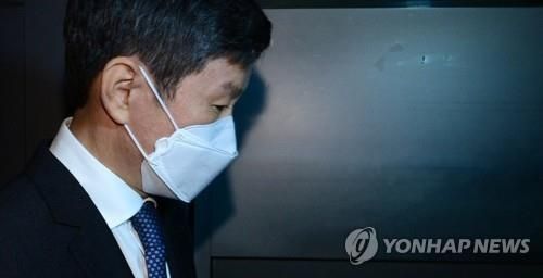 광주 건설 현장에서 잇따라 대형 사고를 일으킨 HDC현대산업개발의 정몽규 회장이 17일 오전 서울 용산구 현대산업개발 본사에서 열린 대국민 사과 기자회견을 마친 뒤 행사장을 빠져나가고 있다. 제공=연합뉴스